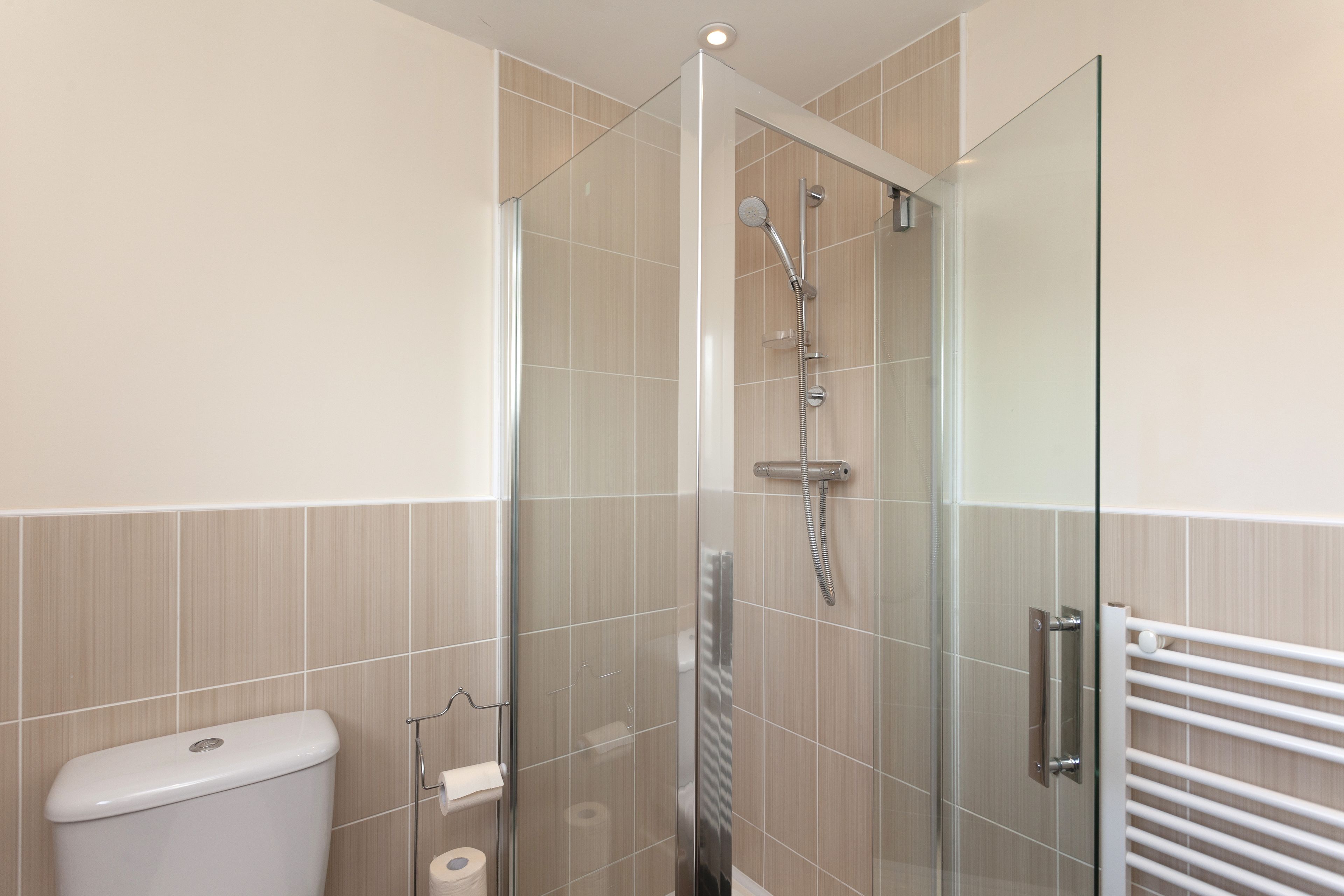Appartement | Salle de bain | Articles de toilette gratuits, sèche-cheveux, serviettes fournies