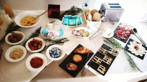 A breakfast buffet with various food items and condiments. - Masseria Sant'Eleuterio (Collepasso)