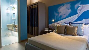 Doppia Standard, vista giardino | Minibar, una cassaforte in camera, una scrivania, tende oscuranti