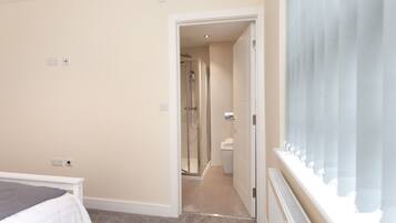 Condron 3 Bedroom House | Iron/ironing board, free WiFi, bed sheets