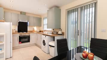 Condron 3 Bedroom House | Private kitchen | Fridge, microwave, cookware/dishes/utensils