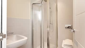 Condron 3 Bedroom House | Bathroom | Hair dryer, towels