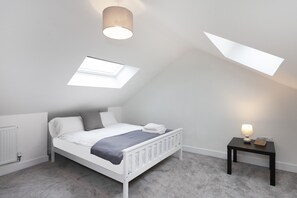 Condron 3 Bedroom House | Iron/ironing board, free WiFi, bed sheets - Condron 3 bedroom house (Worksop)