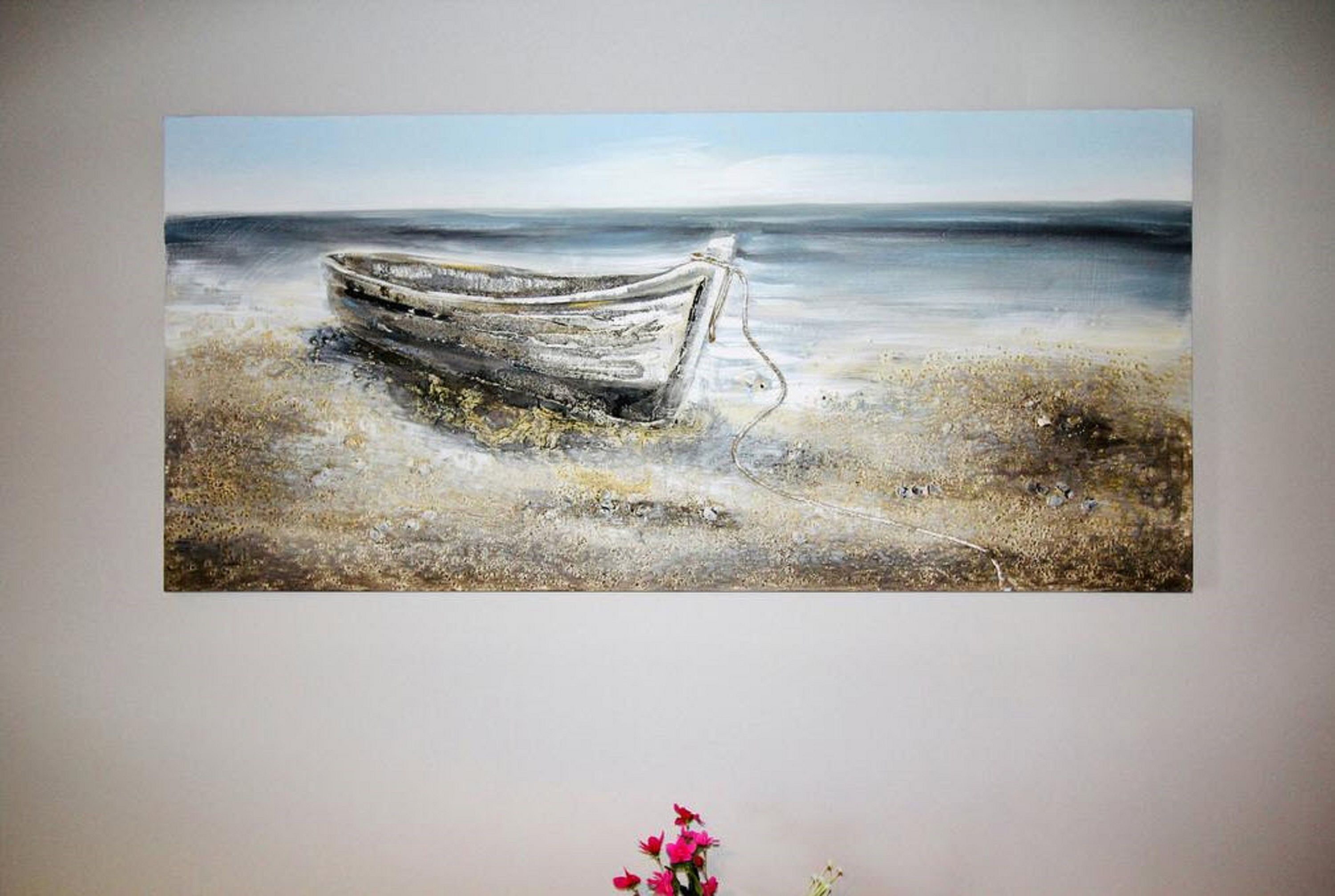 Una pintura de un barco en la playa.