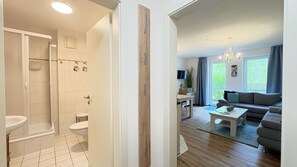 Dusche, Haartrockner, Handtücher