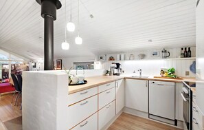 Fridge, microwave, stovetop, dishwasher - Gorgeous home in Blåvand with WiFi (Blåvand)