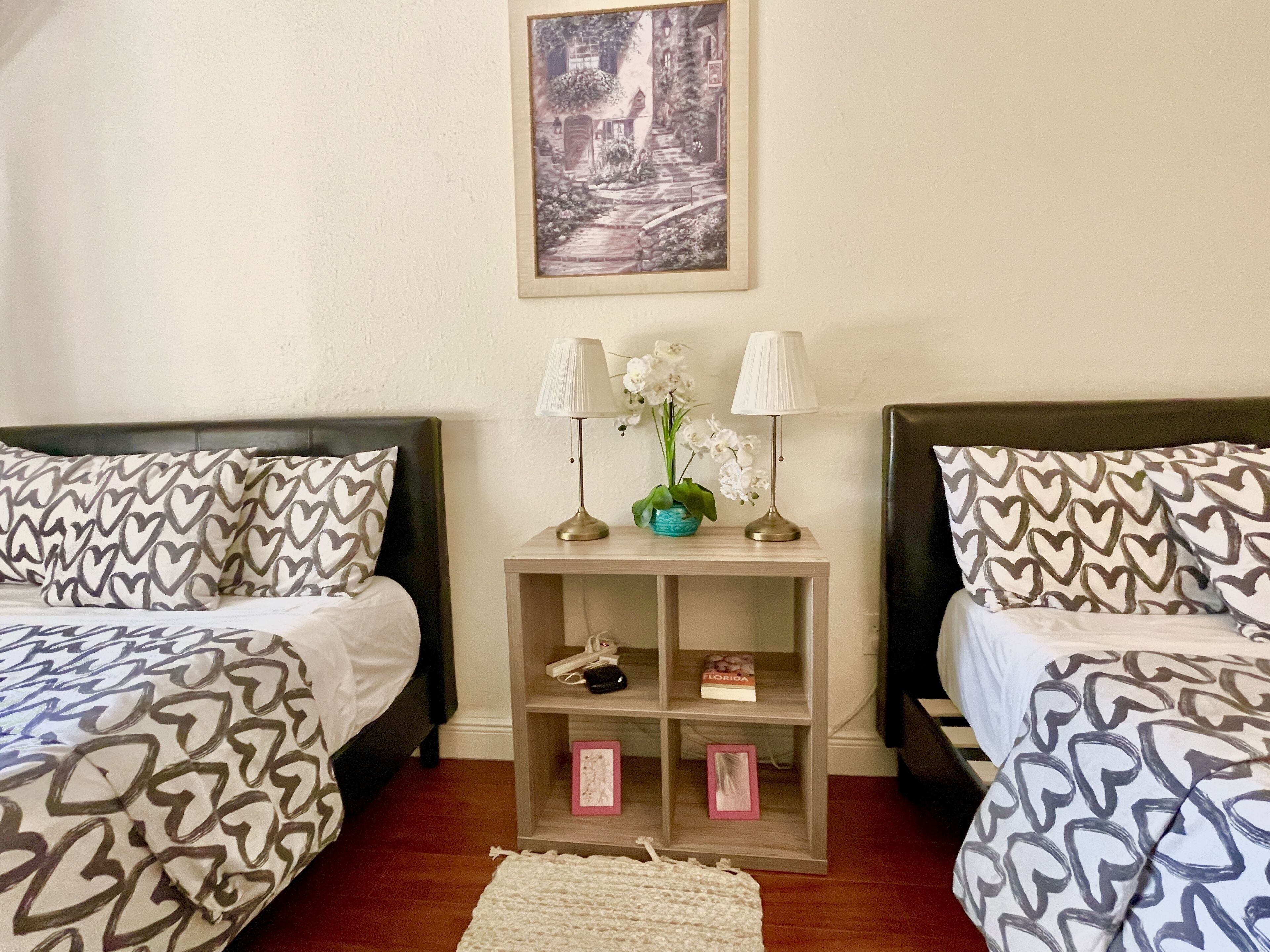 1 habitación, escritorio y espacio para trabajar con laptop 