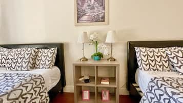 1 habitación, escritorio y espacio para trabajar con laptop