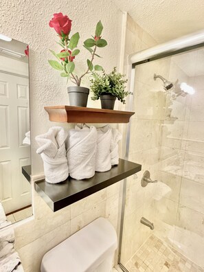 Dusche, Haartrockner, Handtücher, Seife