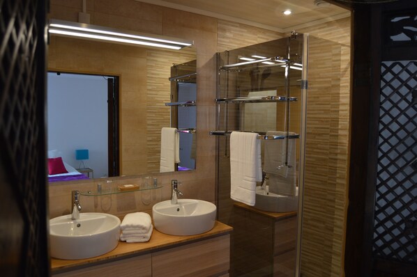 A modern bathroom with two sinks, glass shelves, and a large mirror. - Villa Asunda B&B, chambre d'Hôtes (Saint-Maximin-la-Sainte-Baume)
