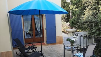 Romantische tweepersoonskamer, uitzicht op tuin | Terras