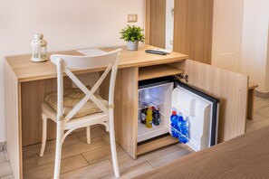 Bộ đồ giường cao cấp, nệm có lớp đệm bông, minibar, bàn