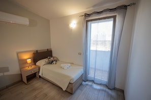 Chambre Triple Confort, balcon | Literie de qualité supérieure, surmatelas, minibar, bureau