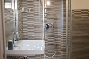 Habitació triple Comfort, balcó | Bany | Dutxa, articles de tocador gratuïts, assecador de cabells i bidet 