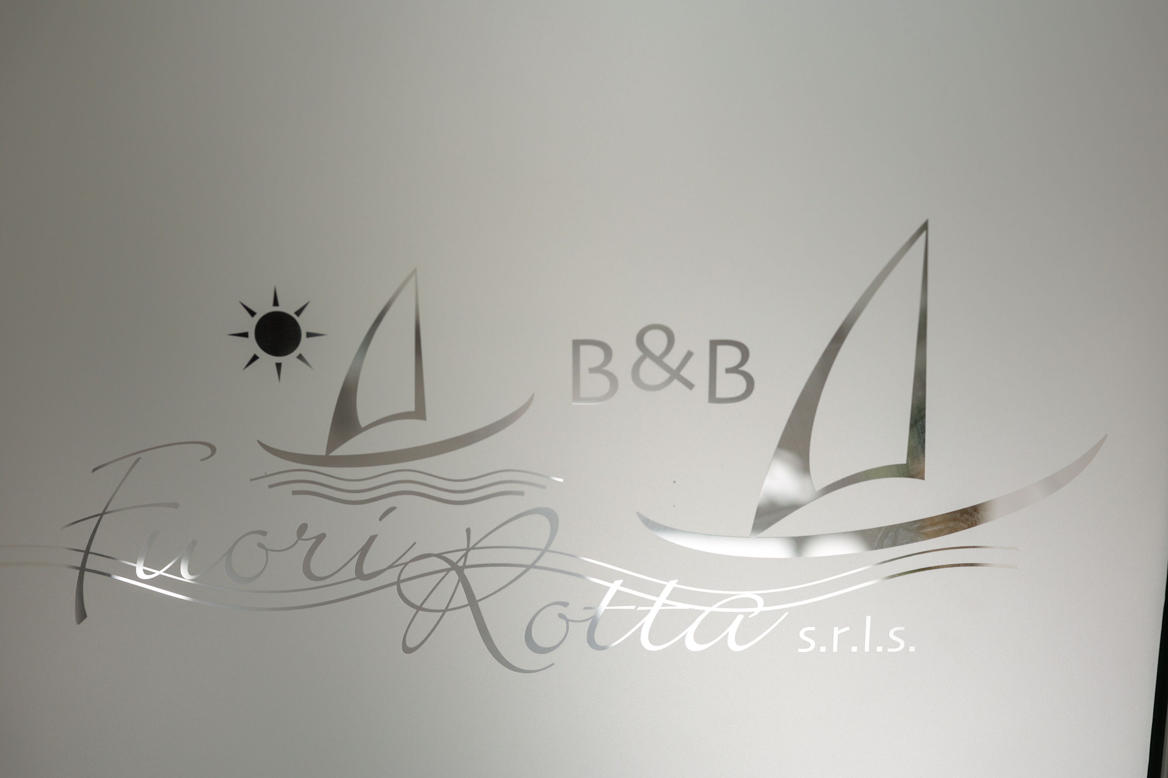 Logo med sejlbåde og teksten "B&B Florio Rottia s.r.l.".