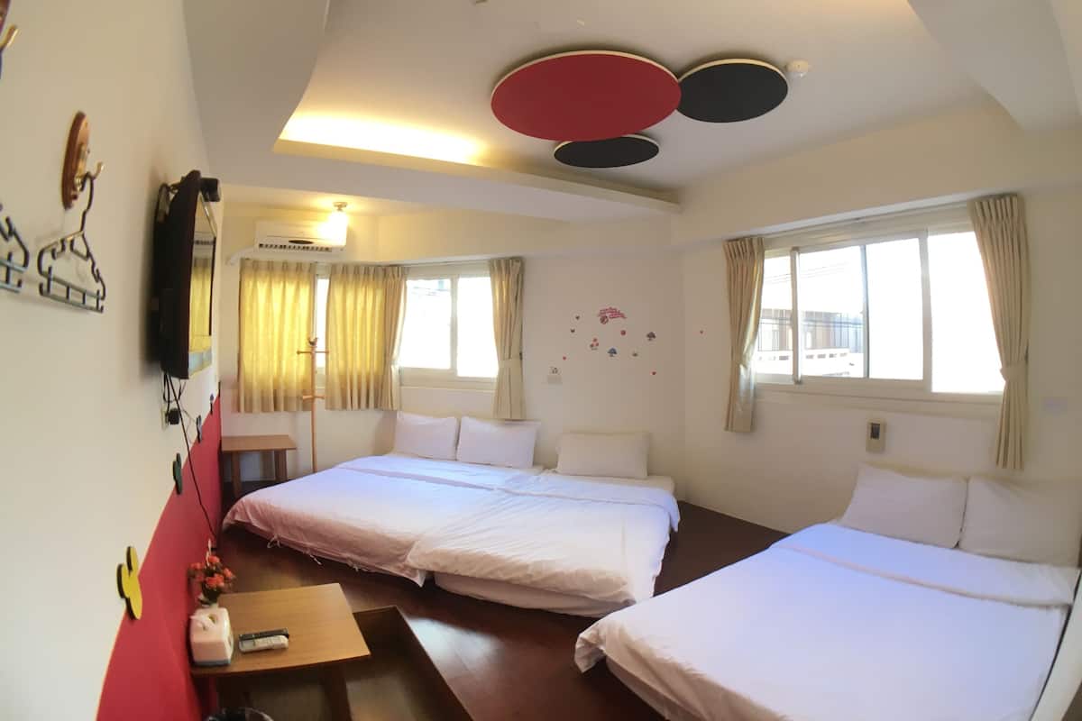Five people Room | Desk, blackout drapes, free WiFi, bed sheets