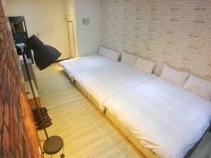 六人房 | 办公桌、遮光窗帘、免费 WiFi、床单