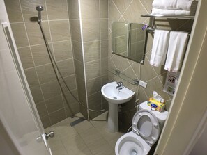 淋浴设施、免费洗浴用品、吹风机、拖鞋