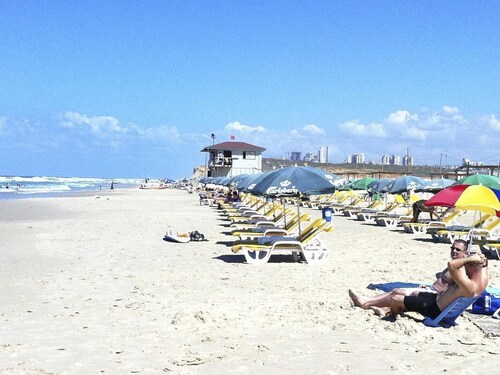 TOPAZ, An idyllic stay in Netanya Israel right in the center and 8'' walk to the sea