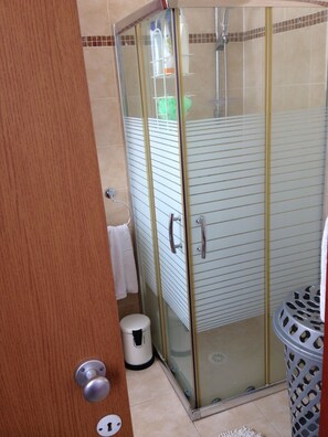 Serviettes fournies, savon, shampoing, papier toilette