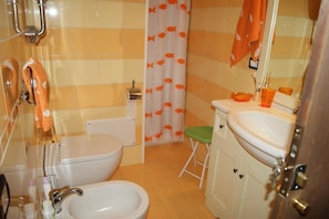 Apartment, 2 Bedrooms | Bathroom | Shower, free toiletries, towels