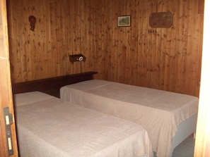 Cots/infant beds, rollaway beds, bed sheets