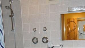 A bathroom with a toilet, bidet, bathtub, and sink. - Abendsonne (Bamberg)