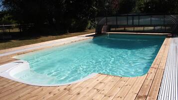 Piscine couverte, piscine extérieure (ouverte en saison)