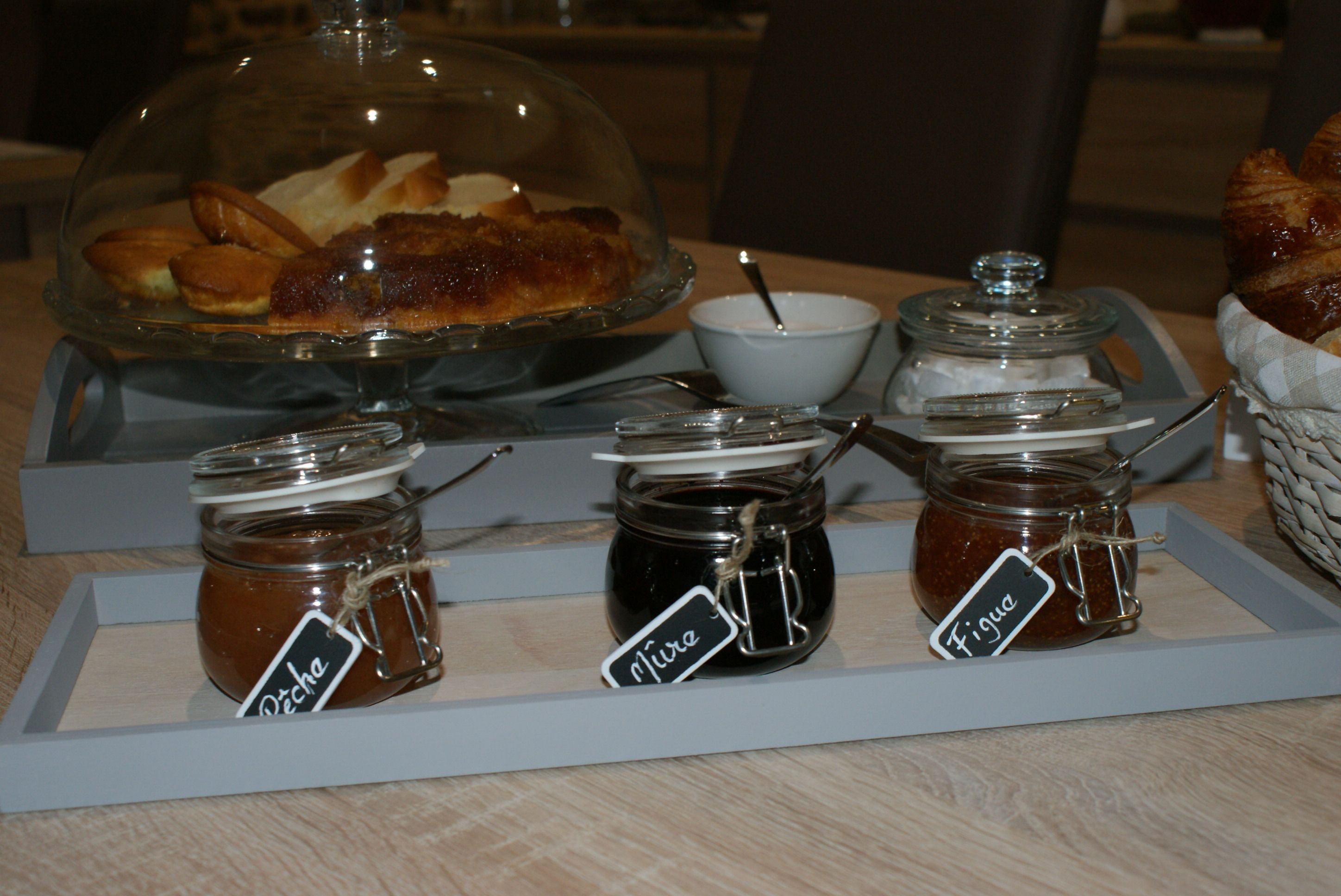 Un buffet de petit-déjeuner proposant un assortiment de viennoiseries et de confitures.