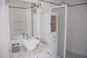 Badewanne, Haartrockner, Bidet, Handtücher