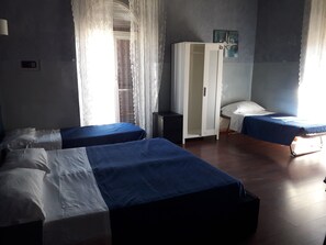 Quadruple Room | Free WiFi, bed sheets - Giolitti Guesthouse (Rome)