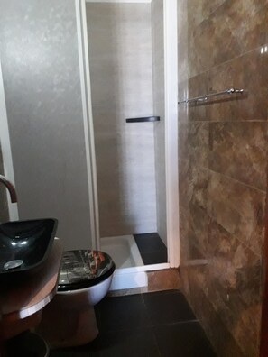 Standard Double Room | Bathroom | Shower, free toiletries, bidet, towels - Giolitti Guesthouse (Rome)