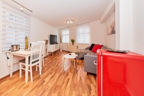 Appartement, 1 slaapkamer | Een kluis op de kamer, een strijkplank/strijkijzer, gratis wifi