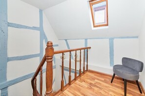 Appartement, 1 slaapkamer | Een kluis op de kamer, een strijkplank/strijkijzer, gratis wifi