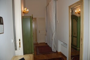 Suite Deluxe | Area soggiorno | TV LED, lettore DVD