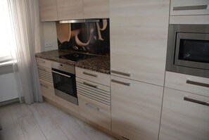 Suite luxueuse | Cuisine privée | Réfrigérateur grande capacité avec congélateur, four à micro-ondes