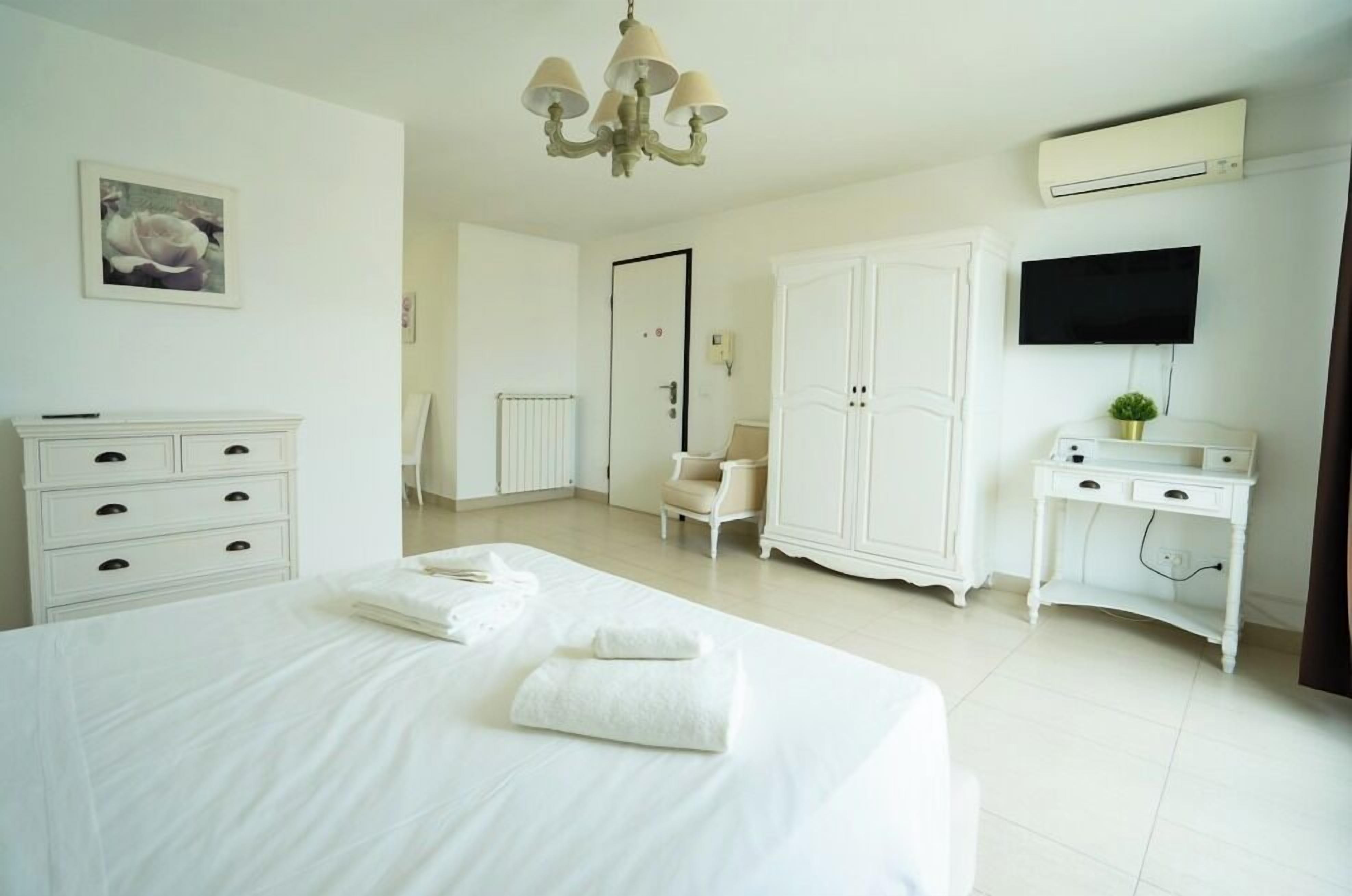 Superior Room | Hypo-allergenic bedding, minibar, desk, cribs/infant beds