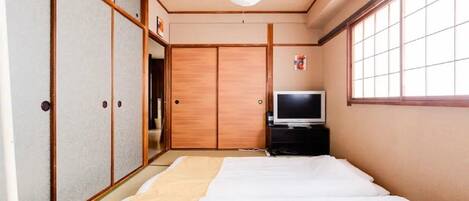 Apartment on 3F, 3 Bedrooms | 3 bedrooms, free WiFi