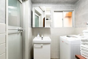 Apartment, 3 Schlafzimmer (3F) | Waschbecken im Bad