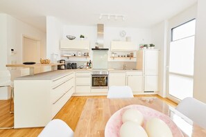 Apartamento, planta baja | Cocina privada | Frigorífico, horno, placa de cocina y lavavajillas