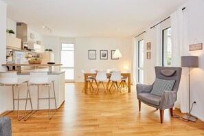 Apartamento, planta baja | Zona de estar | Una televisión de pantalla plana