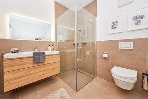 Apartment, Ground Floor | Bathroom | Shower, hair dryer, slippers, towels - Auszeit (Bernkastel-Kues)