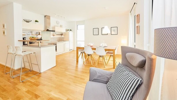 A modern apartment with a kitchen, dining area, and living room. - Auszeit (Bernkastel-Kues)