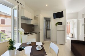 Appartement supérieur, terrasse | Aire de séjour | Téléviseur à écran plat