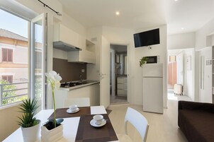 Appartamento Superior, terrazzo | Area soggiorno | TV a schermo piatto