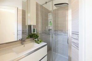 Apartamento superior, terraço | Banheiro | Chuveiro, produtos de toalete grátis, secador de cabelo, bidê