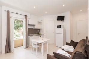 Apartament superior, terrassa | Sala d'estar | Televisor de pantalla plana
