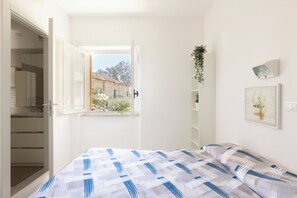 Appartamento, terrazzo | Una cassaforte in camera, insonorizzazione, Wi-Fi gratuito, lenzuola