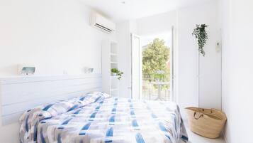 In-room safe, soundproofing, free WiFi, bed sheets