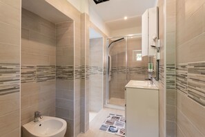 Superior Apartment, Balcony | Bathroom | Shower, free toiletries, hair dryer, bidet - Residence Bike and Beach (Finale Ligure)